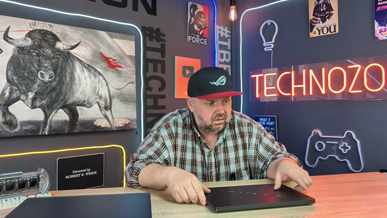 Закритий ASUS ROG Zephyrus G14 GU405 у руках автора огляду