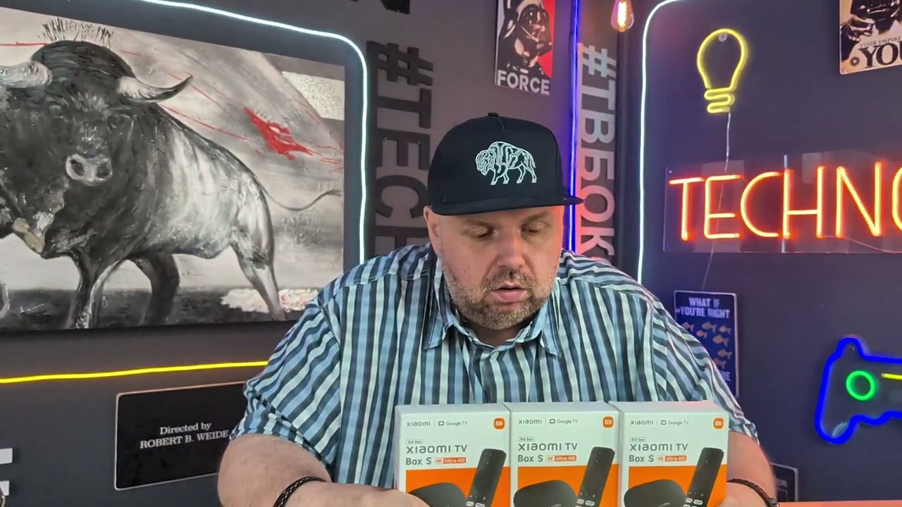Кілька коробок Xiaomi TV Box S, серед яких складно розпізнати підробку