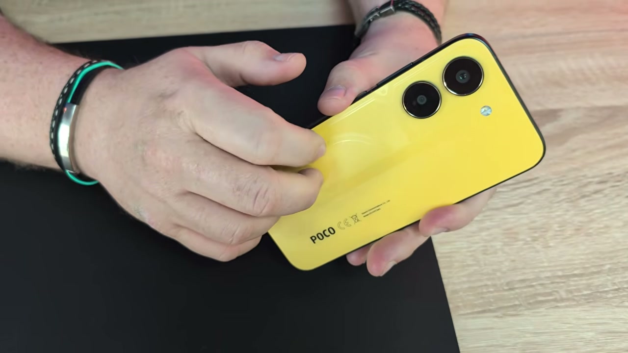 Жовтий POCO X8 Pro — задня панель і дві камери