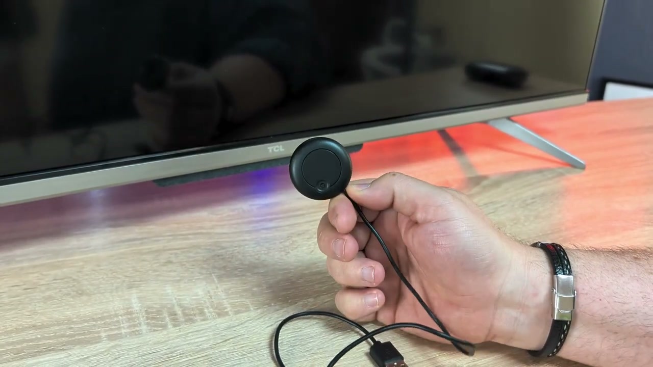 Tuya WiFi IR Remote з USB-кабелем у руці
